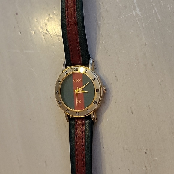Authentic Vintage Gucci Watch - Picture 2 of 4